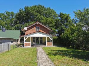 een huis met een stenen oprit voor een tuin bij Haus Kranichweide in Bodstedt