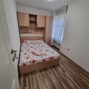 Postel nebo postele na pokoji v ubytování Apartament Madalina cu 2 dormitoare si vedere spre Dunare + 6 fotografií