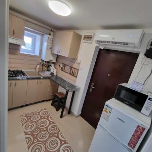 Kuchyň nebo kuchyňský kout v ubytování Apartament Madalina cu 2 dormitoare si vedere spre Dunare