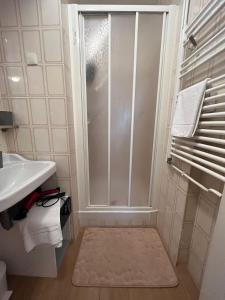 un baño con ducha y lavabo en Apartments Medulin, en Medulin