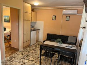 pequeña sala de estar con mesa y cocina en Apartments Medulin, en Medulin 26 fotos más