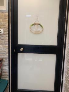 リヴォルノにあるLa casina di Brunaの歓迎のサインが書かれた白黒のドア