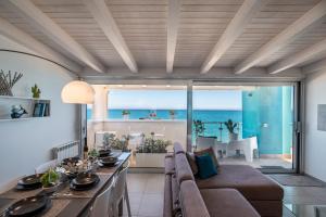 Posedenie v ubytovaní "I MORI LUXORY APARTMENTS" - Attico mansardato con incantevole vista mare