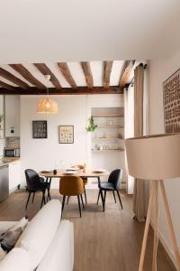 a living room with a table and chairs at Logement quartier historique in Tours