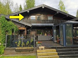 an image of a house with an arrow pointing at it at Koia Guesthouse in Flesberg