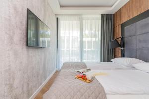 una camera d'albergo con un letto e un cesto di frutta. di Apartament Prywatny w Stegnie na ulicy Brzozowej 6 na I piętrze a Stegna Altre 21 foto