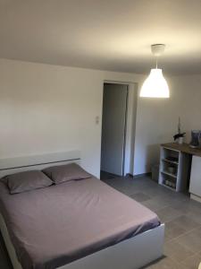 Ένα ή περισσότερα κρεβάτια σε δωμάτιο στο Chambre avec entrée indépendante à La Canourgue