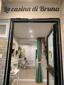 リヴォルノにあるLa casina di Brunaのリビングルーム(テーブル付)へつながるドア