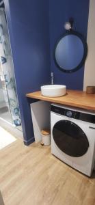 a microwave sitting on top of a counter with a sink at Bulle marine paisible proche de la gare et du port in Brest