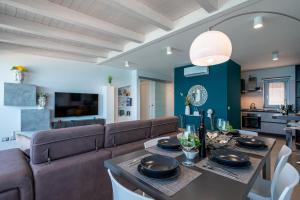 Posedenie v ubytovaní "I MORI LUXORY APARTMENTS" - Attico mansardato con incantevole vista mare