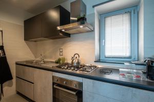 Kuchyňa alebo kuchynka v ubytovaní "I MORI LUXORY APARTMENTS" - Attico mansardato con incantevole vista mare