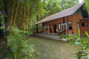 Crystal Kuruva Nature Resort & Spa外面的花园