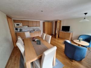 a kitchen and dining room with a table and chairs at Romantikhus in Brand