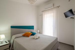 Posteľ alebo postele v izbe v ubytovaní "I MORI LUXORY APARTMENTS" - Attico mansardato con incantevole vista mare