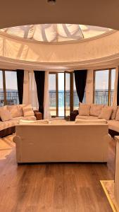Гостиная зона в Penthouse Happy Moments