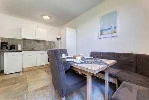 una sala de estar con una mesa y un sofá en Blauer Bungalow, en Heringsdorf