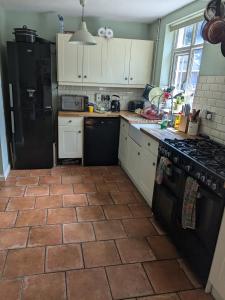 Kuchyň nebo kuchyňský kout v ubytování Bright double room approx 2 mile from city centre