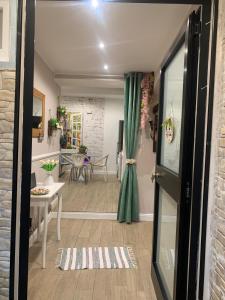 リヴォルノにあるLa casina di Brunaのリビングルーム(ダイニングルームに面したドア付) +14枚の写真