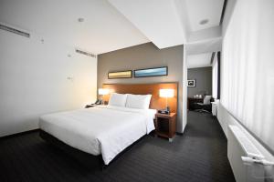 Postel nebo postele na pokoji v ubytování Yerevan Place Hotel