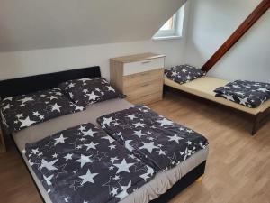 Postel nebo postele na pokoji v ubytování Vysočina, Fryšava 199 - Chalupa pod kopcem
