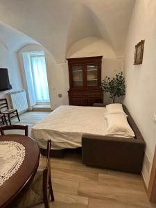 una camera con un grande letto e un tavolo di Borgo nel Vigneto a Erbusco