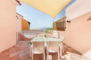 普罗奇达Villalbe的阳台上带桌椅的餐厅