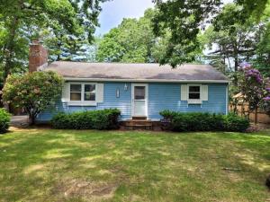 een blauw huis in een tuin met bomen bij Lake Congamond Suffield House in Granby