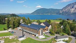 vista aerea di un edificio vicino a un lago di Waldcampus Österreich a Traunkirchen