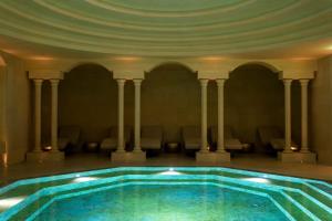 Bazén v ubytování Grand Hotel Des Etrangers nebo v jeho okolí