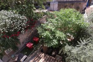 an overhead view of a garden with red chairs and trees at Boutique Hôtel Azur in Marseille