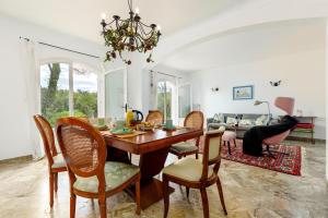 Χώρος καθιστικού στο Provenzalische Villa Berta - mit Terrasse und Garten in Stadtnähe by Riviera HomeLife