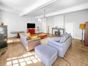 a living room with two couches and a table at Retraite Royale à Valentine in Valentine