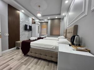 Un dormitorio con una cama grande y un escritorio. en Modena Hotel, en Estambul