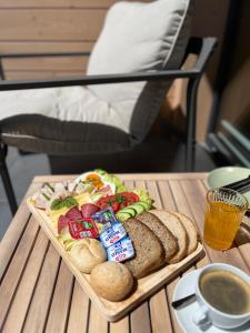 a tray of sandwiches and bread on a table at DOMKI NA LUZIE w górach PREMIUM , dla dorosłych i młodzieży in Spytkowice