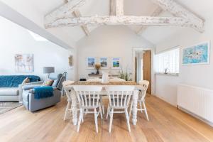 eine Küche und ein Wohnzimmer mit Tisch und Stühlen in der Unterkunft The Cow Stalls - Stunning Farmhouse with Wonderful Views and Garden - Close to Corfe Castle in Langton Matravers + 50 Fotos