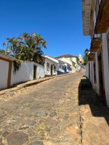 an empty street in a town with houses at Pouso Bem Estar in Tiradentes