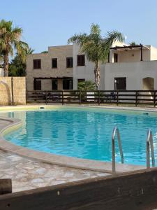 Bazén v ubytování Ric&Cri - fronte mare - 4 posti letto - piscina nebo v jeho okolí