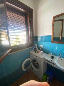 Imagen de la galería de Ric&Cri - fronte mare - 4 posti letto - piscina, en Casa De Giorgis