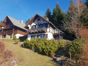 a house with a balcony on the side of it at Holiday Home Tone in Frajhajm