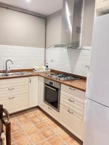 レスカラにあるApartamento Can REMIGI, Centro del Pueblo con Aire Acondicionadoのキッチン(コンロ、シンク、冷蔵庫付)