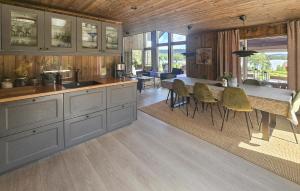 Εστιατόριο ή άλλο μέρος για φαγητό στο 4 Bedroom Nice Home In Vegårshei