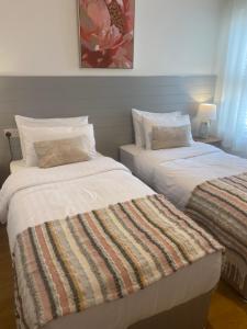 Una cama o camas en una habitación de Racecourse View