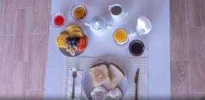 uma mesa com comida para o pequeno almoço e café nela em Samaná Suites Hotel by Habita em Santa Bárbara de Samaná
