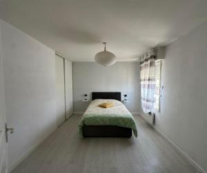 Ένα ή περισσότερα κρεβάτια σε δωμάτιο στο Charmante maison comme chez soi
