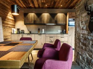 een keuken met een houten tafel en paarse stoelen bij Holiday Home Jagd - Chalet by Interhome in Sölden +36 foto's