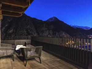 een balkon met stoelen en uitzicht op een berg bij Holiday Home Jagd - Chalet by Interhome in Sölden