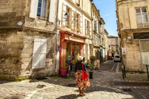 une femme marchant dans une rue dans une allée dans l'établissement Maison de ville au Cœur d'Angoulême- 2 chambres-Wifi- Cosy - Idéal de 1 à 6 Personnes - conciergerie J&N, à Angoulême 37 autres photos