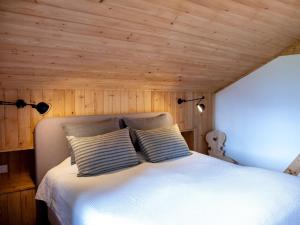 Rúm í herbergi á Chalet Chalet L'Escapade by Interhome