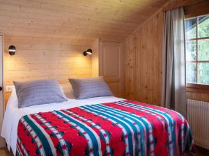 Rúm í herbergi á Chalet Chalet L'Escapade by Interhome