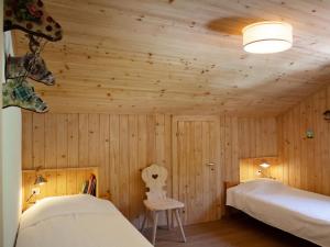 Rúm í herbergi á Chalet Chalet L'Escapade by Interhome